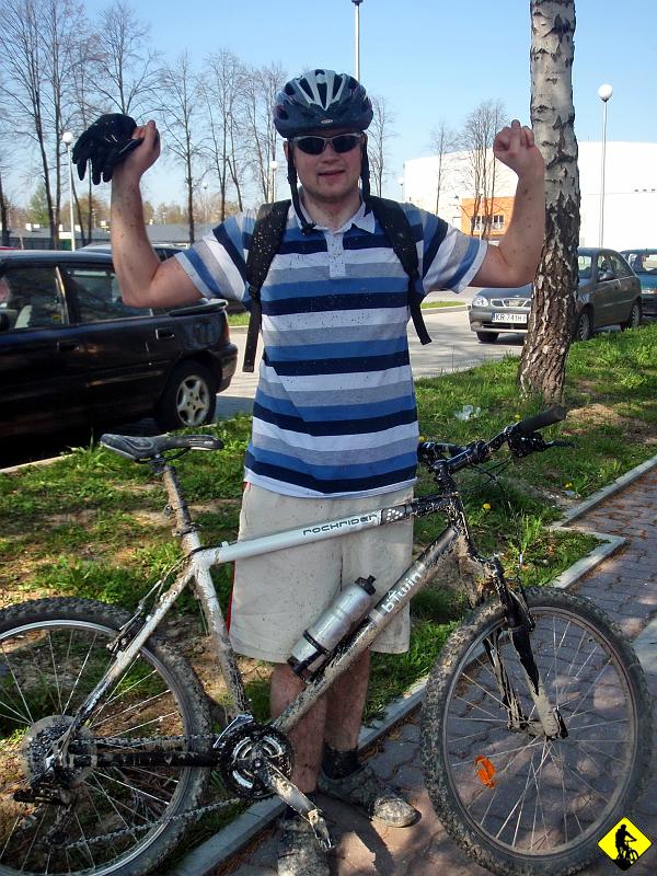 P4250948a.jpg - Tak czy inaczej Rudy przetrwał. RR 5.2 też przetrwał. Nie wiem co jest większym sukcesem :) Przynajmniej teraz wiem, że jak wciskam ten rower klientom, to mam pewność, że go nie zniszczą na Krakowskich drogach, bo który z tych ludzi będzie na tyle odważny, by uderzyć na nim w teren :)