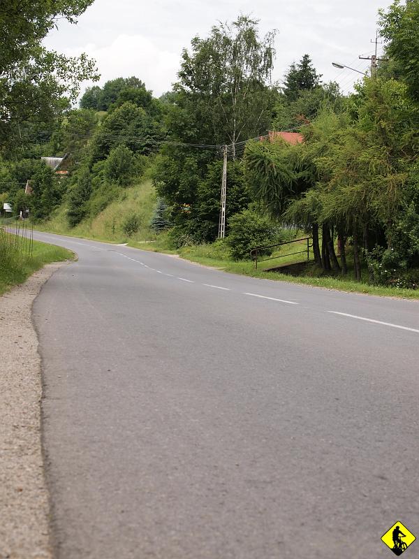 1.jpg - W poprzednim sezonie obiacałem sobie, że zaliczę zjazd z Lubania. Właściwie to powinna być taka trasa otwierająca nowy sezon. Taka zakąska przed dłuższymi i trudniejszymi trasami. Problemem było ułożenie pętli na tyle dobrej, by można było ją objechać dość spokojnie. I tak oto z pomocą przyszła mi książka wyszukana w bibliotece AWFu "Najlepsze wycieczki rowerowe - Beskidy Zachodnie" pana Michalika. Wszystko pięknie opisane, profile, czasy z przerwami itd.