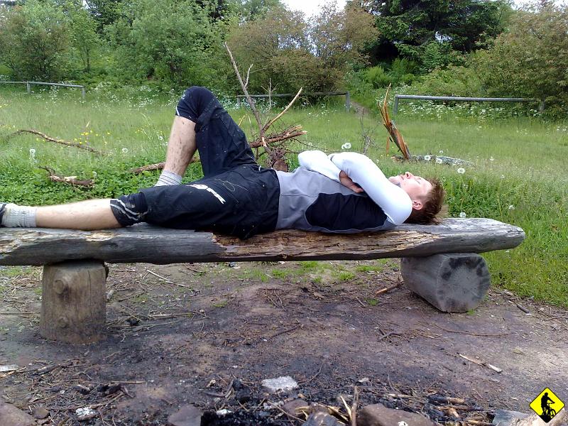 12.jpg - Baza namiotowa na Lubaniu. Opróżniamy plecaki ze zbędnego balastu. Szkoda, że niebo zasłonięte chmurami, bo widoki z Lubania są wyjątkowe. Jak to Piotrek powiedział: "Nie udała nam się pogoda w tym roku..."