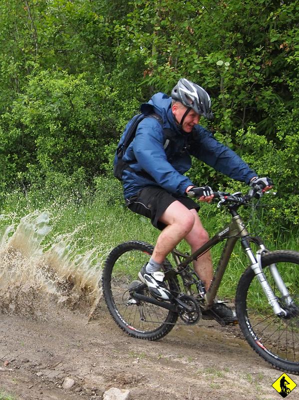 14.jpg - Zjazd czerwonym z Lubania... kto nie zjechał, ten nie wie o czym tu mowa. Meeeeeeeeeeeeega miażdżonko!  Początek wolniejszy, dużo kamieni. Środek szybki, a końcówka niebiezpiecznie szybka, gdzie Vśr oscyluje w okolicach 50km/h.