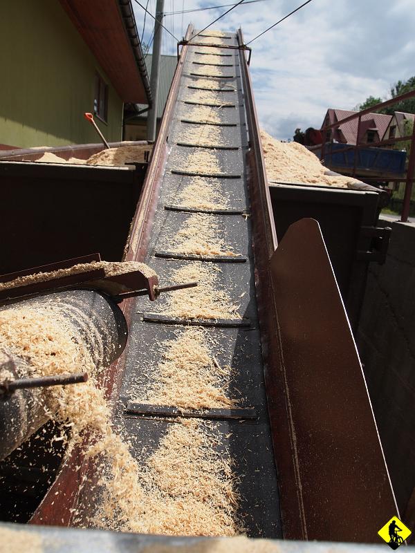 2.jpg - Ruszamy więc z Krościeńka w kierunku Ochotnic: Dolnej i Górnej, by dostać się na przełęcz Knurowską. Trasa z przewodnika podzielona jest właśnie na część asfaltową i terenową. Trzeba nabić prawie 30km po drodze, by wjechać w teren. Droga prowadzi dolną ochotnicy  i powoli wynosi nas na przełęcz. Jak ktoś planuje dostać się na Knurowską to zdecydowanie polecam od tej strony :)