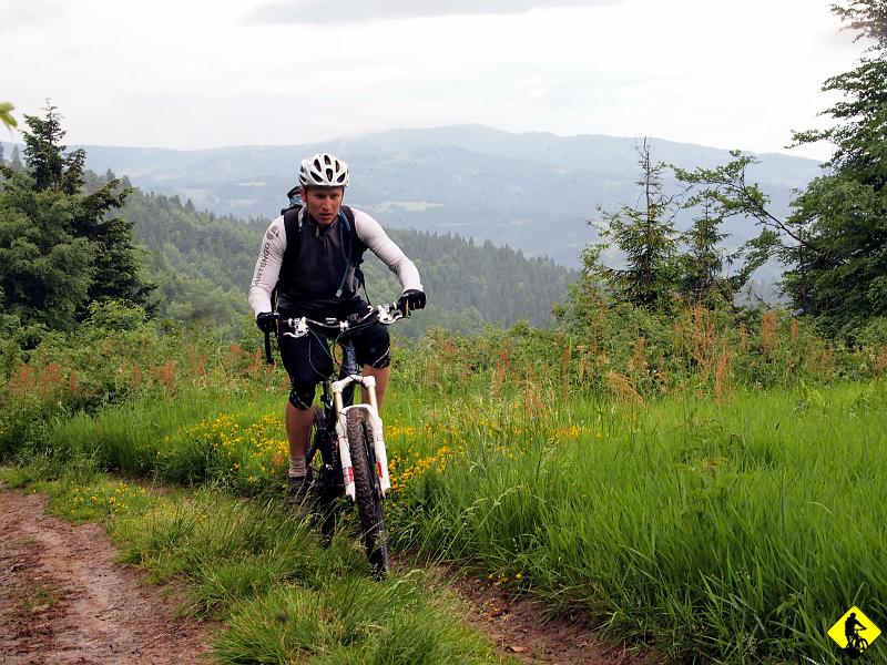 6.JPG - Na studzionkach bukłaczek napełnia mi miły gospodarz, mówiąc: "Mam nadzieję, że nie dożyję czasów, gdy za wodę do picia będzie się płacić". Wraz z wysokością zdobywamy kolejne muchy, które będą nam towarzyszyć aż na szczyt. Praktycznie nie da się robić zdjęć :|