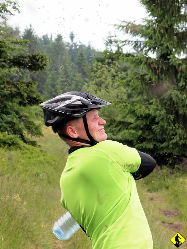 9.jpg - Tuż przed miejscem, które szczególnie zapamiętałem dwa lata temu, Marcin tłumacz coś swoim muchom. A że nie zna ich języka, postanawia użyć międzynarodowej komunikacji :) Wydaję mi się, że znaczyło to mniej więcej: Do ch... nie wlatujcie mi do nosa, ust i uszu wy %$$#$@#%%#% !!!