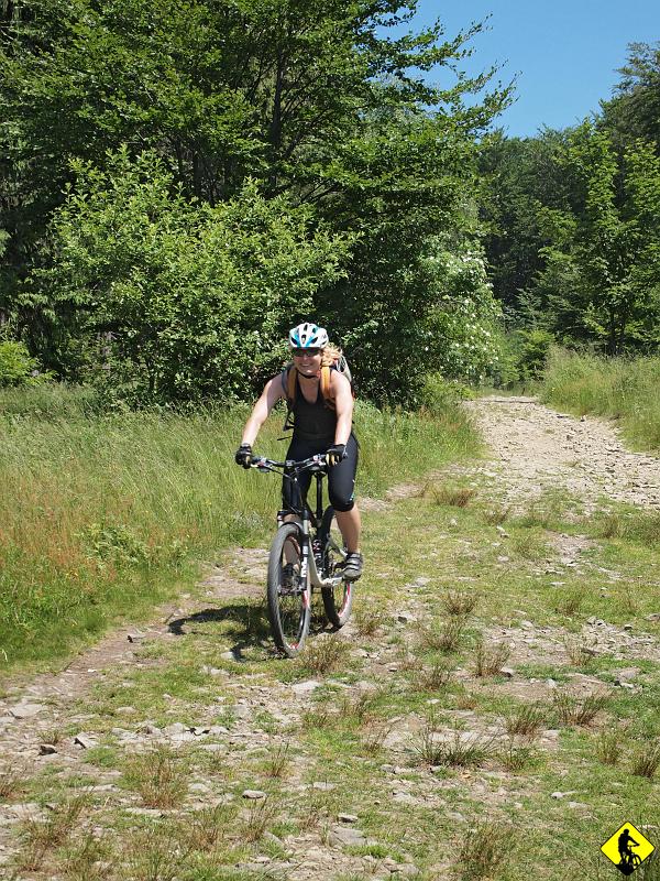 P7031659.jpg - Trzab przyznać, że zjazdy w Śląskim są bardzo mocne, trudne techniczne i strome. Prawdziwy test dla palca wskazującego lub jeszcze serdecznego lub też tego obok serdcznego (trzeci w kolei). Wszystko zależy od tego jak szybko lubisz zjeżdżać lub jaki masz napis na tej aluminiowej części przy kierownicy odpowiedzialnej za zatrzymanie roweru :)