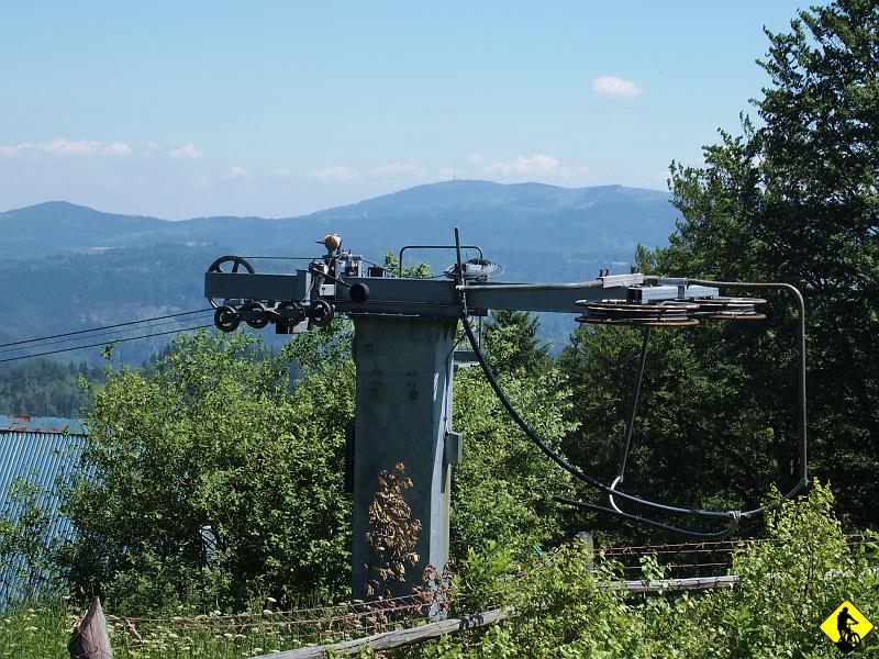 P7031673a.jpg - W oddali wybija się wspomniane wcześniej Skrzyczne. Kawał Góry. Kiedyś trzeba będzie spróbować wyjechać na szczyt rowerem :)