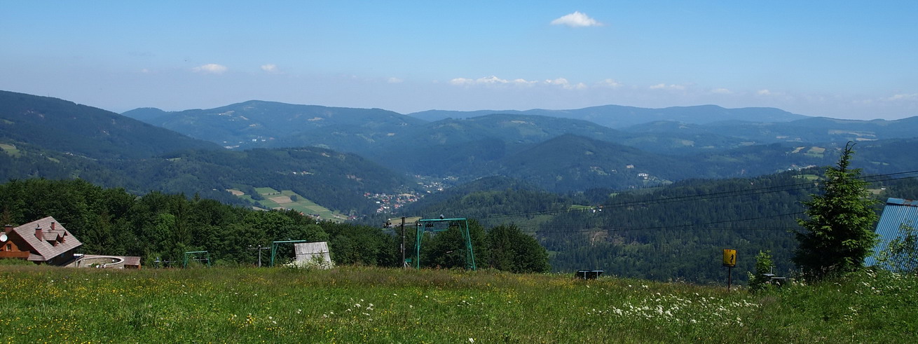 pano.jpg - Gdy się zatrzymasz, to wciąga Cię w swój świat cudowna panorama. Nie są to agresywne tatry, lecz zielone Beskidy.