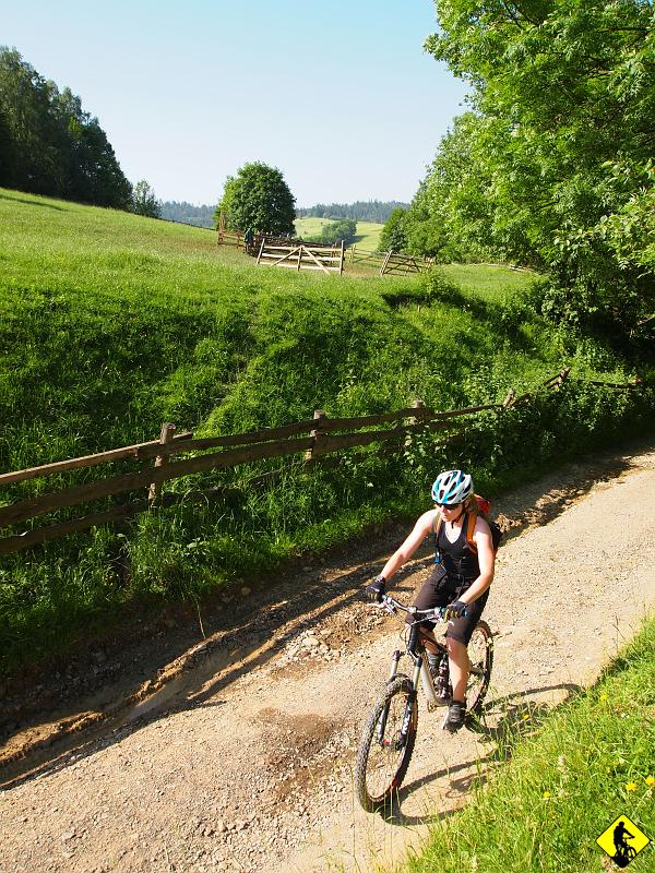 1.jpg - Gorce. Kiedy ja tu byłem ostatnio? No właśnie. Musiałem się nieźle nagłowić, by zmontować pętle, która będzie inna niż do tej pory, gdyż sporo się kilo nakręciło po tych okolicach. Startujemy z Rabki niebieskim szlakiem do Koninek. Z nieba leje się lawa, jednak ma to być ostatni dzień upałów, przyjść ma ochłodzienie i… znowu deszcze.