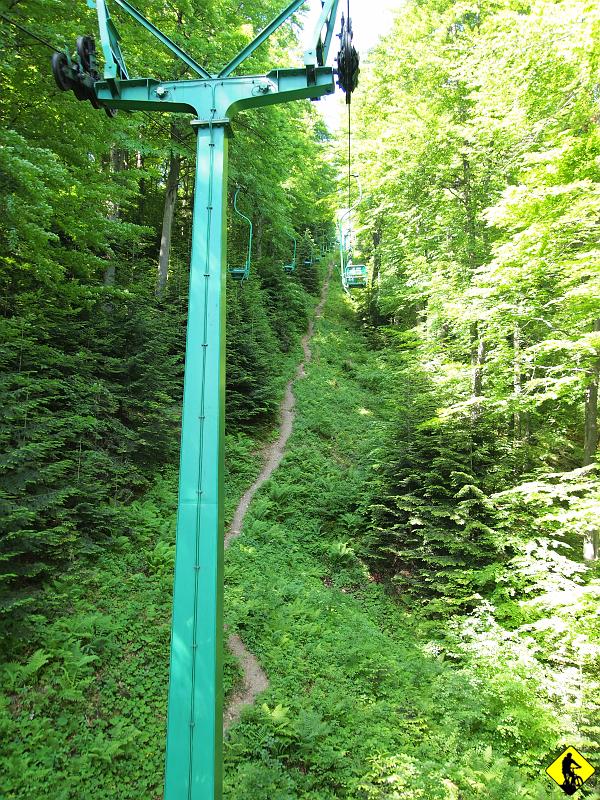 2a.jpg - Docieramy się na sam styk. O 10tej rusza pierwsza runda z turystami na górę. Kolej ma już swoje lata i jest bliźniaczo podobna to tej, która kręci się na Chełmie w Myślenicach. Stalowe krzesełka wrzynające się bezlitośnie w twoją ramę :) Podczas miłej podróży na górną stację elektryzuje mnie wijąca się wzdłuż wyciągu ścieżka. Jak ktoś nią zjeżdżał, to proszę napisz mi jak było, może następnym razem zrobimy lustrzane odbicie tej trasy :)