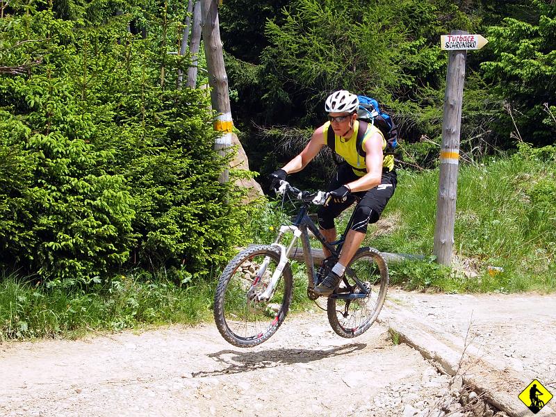 8.jpg - Żegnamy Turbacz i pędzimy w kierunku Bukowiny Obidowskiej. Maszyna na zjazdach jest nieposkromiona :) Podjazdy to już niestety nie to co było przy skoku z przodu 130mm. Koło ma tendencje do myszkowania, a przy ostrzejszych podjazdach nawet do odrywania się od podłoża. Muszę dosłownie leżeć na kierownicy, by utrzymać się w siodle. Wtedy zaczyna się walka.