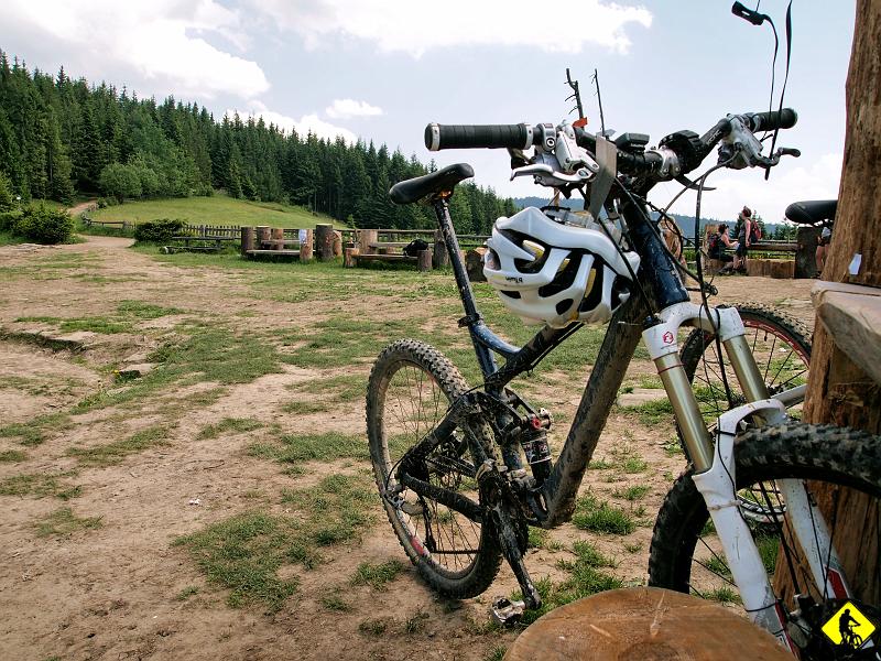 9.jpg - Gdy wpychaliśmy rowery na Stare Wierchy, usłyszeliśmy strzały z karabinu maszynowego!!! Ostatnio zrezygnowałem z jazdy z pampersem, ale wtedy BARDZO by mi się przydał. Kompletnie zgłupiałem. Strzały? Z karabinu? Co do ch…? Ale nic, dalej pchamy.