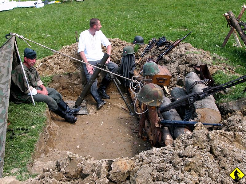 9a.jpg - Wszystko się wyjaśniło gdy dotarliśmy na miejsce. Jedna wielka bitwa o kawałek trawy. Okopy, zasieki, namioty… jednym słowem regularna wojna! Wojska z różnych regionów, no i oczywiście NIMCY. Bez nich nie mogłaby się odbyć żadna potyczka.