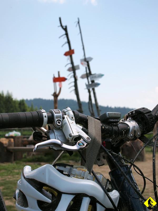 9c.jpg - W schronisku mamy mały incydent z obsługą bufetu. Przestrzegam! Jak coś zamawiasz, to powiedz KAŻDEJ z osób w tej tam niby kuchni, że siedzisz na zewnątrz, bo Ci ktoś zawinie twoje koryto. Potem będziesz musiał się wykłucać o jedzenie za które zapłaciłeś i modlić, by Ci jeszcze nie napluli w ramach podziękowania! Ostatni raz tam jadłem.