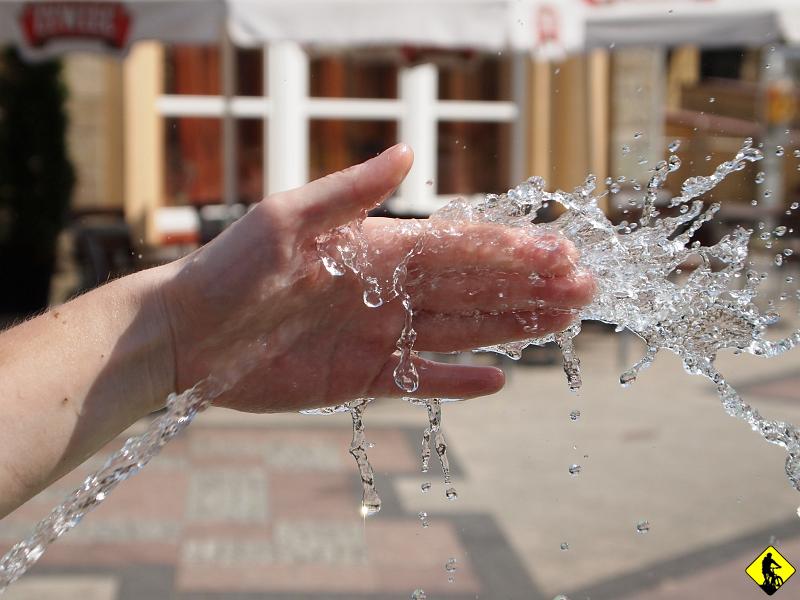 9e.JPG - Zabawa była przednia. Raz nawet przestrzeliłem zakręt i wylądowałem z kszakach (Tak Aguś, nie przyznałem się wtedy :P ). Jak sobie pomyślę, że na TC w ciągu siedmiu dni zaliczę wszystkie mega zajebiste trasy, które robiłem osobno, to chyba odstawię rower na tydzień :) Jeśli uda się dojechać do końca w jednym kawałku :) W Rabce jest uporczywie ciepło. Zmykamy do Bazy Krk.