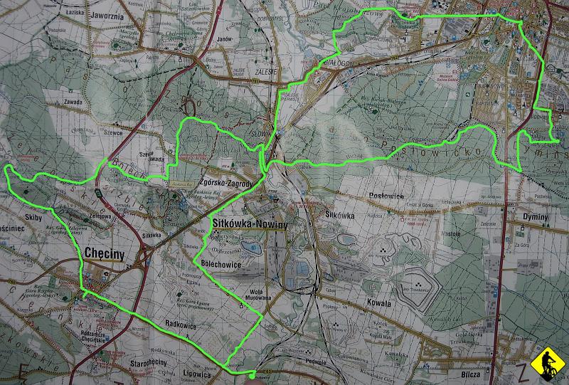 mapaRadkowiceKielce.jpg - Oto trasa, którą jechałem. Wyszło coś z 60km. 3500 kcal w atmosferę. Zdążyłem na wcześniejszy pociąg o 15.48. Gdyby było cieplej, to pewnie wsiadłbym w PKP o 18.06, a z Kielc wróciłbym w całości czerwonym szlakiem do Chęcin. PoZdRo.