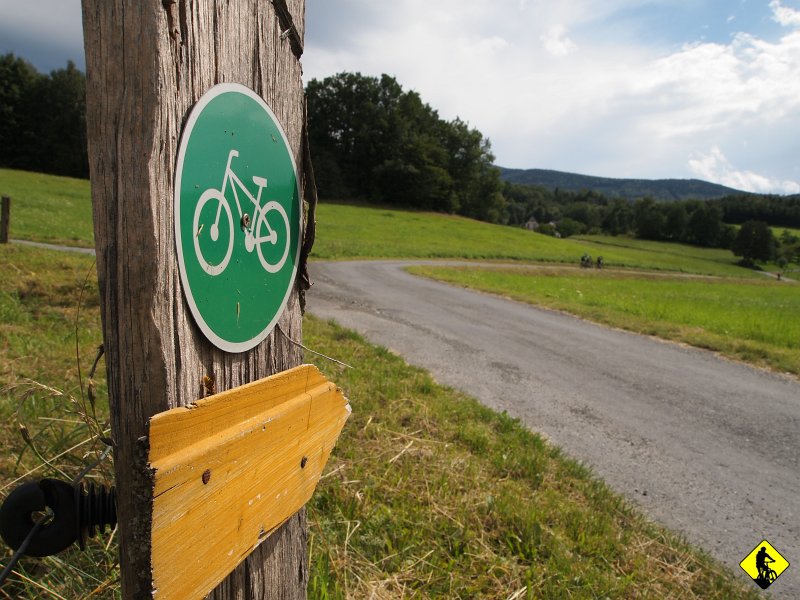 P8196638.JPG - Wyjazd planowany od kilku tygodni. Chociaż planowany to zbyt poważne słowo. Jedyne co było w planie to wyjazd , termin i mniej więcej okolice. Patrząc od strony praktycznej to czy trzeba więcej? Pewne zachowania studenckie pozostały i ciśniemy na wschód, bo A4ka jeszcze jest darmowa :) Pierwszy nocleg mamy zaklepany w Cernej Vodzie na Czechach tuż przy „Rychlewskich Ścieżkach”.