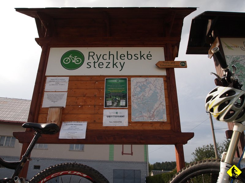 P8196711.JPG - Pierwszy dzień mija spokojnie, właściwie to jesteśmy zaskoczeni jakością ścieżek i ilości rowerzystów w tej okolicy.