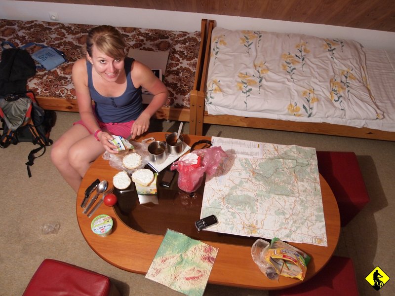 P8206781.JPG - Lądek Zdrój. Logujemy się w Agroturystyce, gdzie byłem z chłopakami z Decathlonu. Miejsce sprawdzone, choć właściciel trochę służbista i dyktator :) ale ogólnie w porządku, bo rower można umyć, łazienka jest w pokoju i śniadanie można zamówić :)