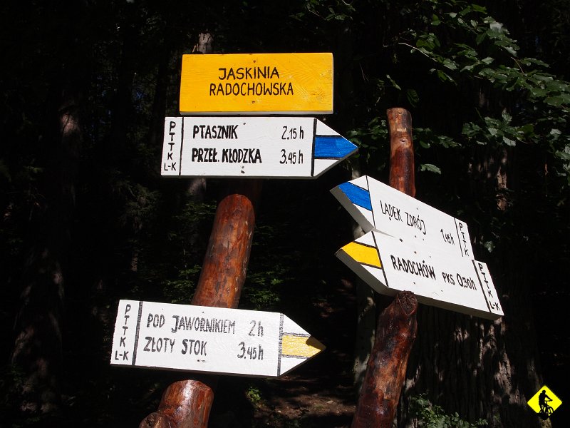 P8216790.JPG - Tu już kończą się żarty i czeka nas konkretna trasa na cały dzień. Muszę przyznać, że motywacja Agi mnie trochę stresowała. Aż parowało chęcią do jazdy! W sumie to się nie dziwię, bo pogoda super, stosunkowo mało km przejechanych w tym sezonie i teren jak dla niej dziewiczy ( dla mnie zresztą też, bo mieliśmy jeździć zupełnie w innych rejonach w porównaniu do poprzedniego wyjazdu). Trasa na dziś jest następująca: Z Lądka kręcimy przez Jaskinię Radocyńską (szlak zielony) do Barda (szlak niebieski, a od przełęczy Kłodzkiej do przełęczy Łaszczowa czerwony rowerowy, później z powrotem niebieski), z Barda do Złotego Stoku (szlak zielony), ze Złotego do Lądka przez przełęcz Różaniec na Czechach.