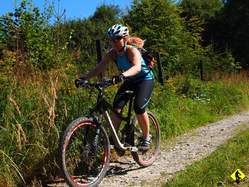 P8216812.JPG - Nawet nie wiecie jak bardzo mogą być irytujący „super maratończycy”, którzy myślą, że szlak należy tylko do nich, zwłaszcza gdy ktoś ma ochotę jechać w przeciwnym kierunku.