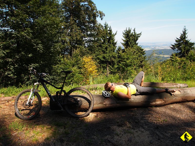 P8216821.JPG - Odcinek czerwonego rowerkowego pomiędzy wspomnianymi wcześniej przełęczami.