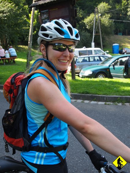 P8216830.jpg - Zjazd do Barda jest drogą krzyżową. Dosłownie – poprowadzono tam stacje drogi krzyżowej. A że takie rzeczy zawsze kojarzyły mi się z cierpieniem jak np. droga krzyżowa – ściana prowadząca z Ujsoł na Krawcow Wierch. Tu nie było inaczej, na szczęście w ty przypadku jechaliśmy w dół :) co dostarczyło dużo pozytywnych emocji! Oj dużo! Każdemu polecam ten odcinek! Korzenie, kamienie, uskoki i nachylenie! Już w samym Bardzie robimy dłuższą przerwę na obiad. Pozostaje chwilę odpocząć i ruszyć w drogę powrotną przez Złoty Stok do Lądka.