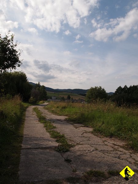 P8216848.jpg - Po takiej przerwie trzeba się powoli wkręcać na obroty, bo organizm woła „Człowieku, przecież teraz to ja chce leżeć i smacznie sobie komarzyć na słońcu, a ty mnie zmuszasz do siedzenia i jeszcze kręcenia nogami”.