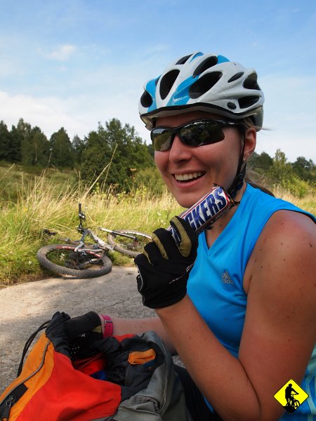 P8216850.jpg - Trasa powrotna nie obfituje już w takie elementy jak ostre zjazdy czy wąskie ścieżki. Trzymamy się zielonego szlaku, który doprowadza nas do Złotego Stoku.