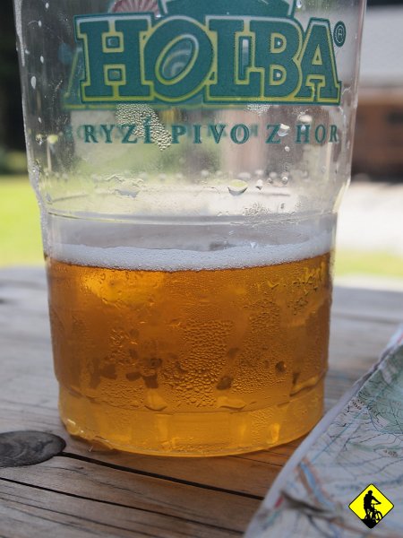 P8226940.jpg - Tu ja raczę się lokalnym piwem, a Aga wciąga pyszną kiełbaskę z grilla!