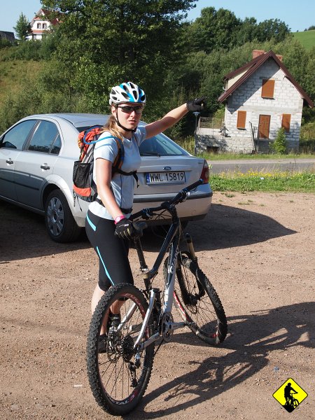 P8237048.jpg - Przedostatni dzień zapowiada się hardkorowo! Z przełęczy Sokola mam w planie przejechać aż pod Srebrną Górę i z powrotem. Pogoda chyba nas uwielbia, bo cały czas jest z nami :) Aga pokazuje podjazd na Sowią Górę.