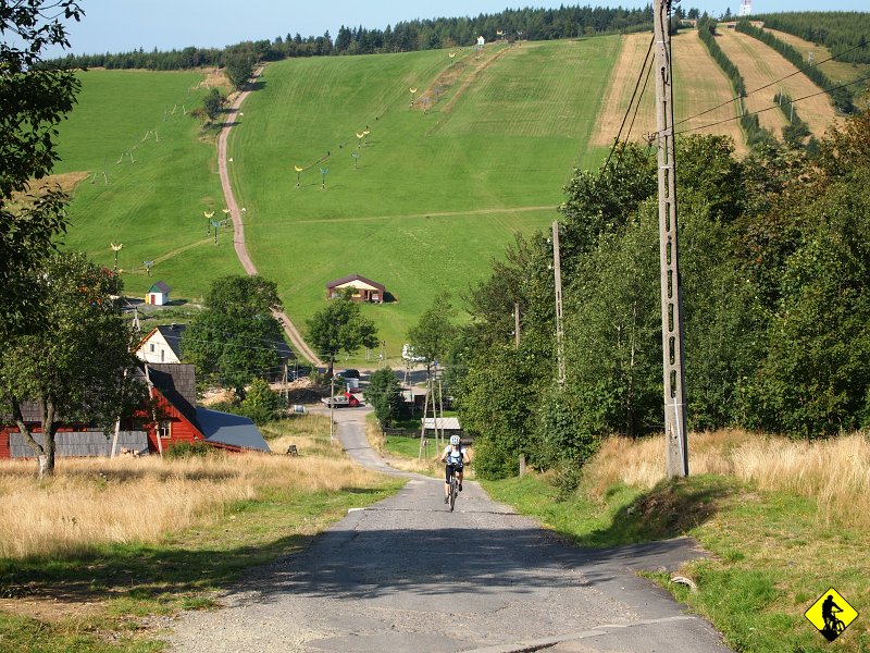 P8237049.JPG - Zaczyna się mocno. Przypomina się maraton w Głuszycy, gdzie z daleka było widać ze zjazdu jaki podjazd Cię czeka.