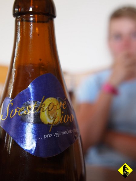 P8237116.jpg - Cel osiągnięty. Serbrna Góra i schronisko.  Schronisko to obiad i piwko :) Tym razem śliwkowe Opatów czeskich. Czas na powrót. Wybieramy trasę przeznaczoną dla rowerzystów, czyli niebieski rowerkowy.