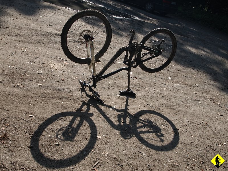 P8237141.JPG - rowerowy trawersuje wszystkie mijane przez nas szczyty, które zdobywaliśmy jadąc z Sowiej Góry. Na oko wydawało mi się, że będzie to z 10km więcej. Rzeczywistość okazała się brutalniejsza niż myslałem. 10km różnicy było na odległości ale pomiędzy poszczególnymi przełeczami. A tych było 3 !