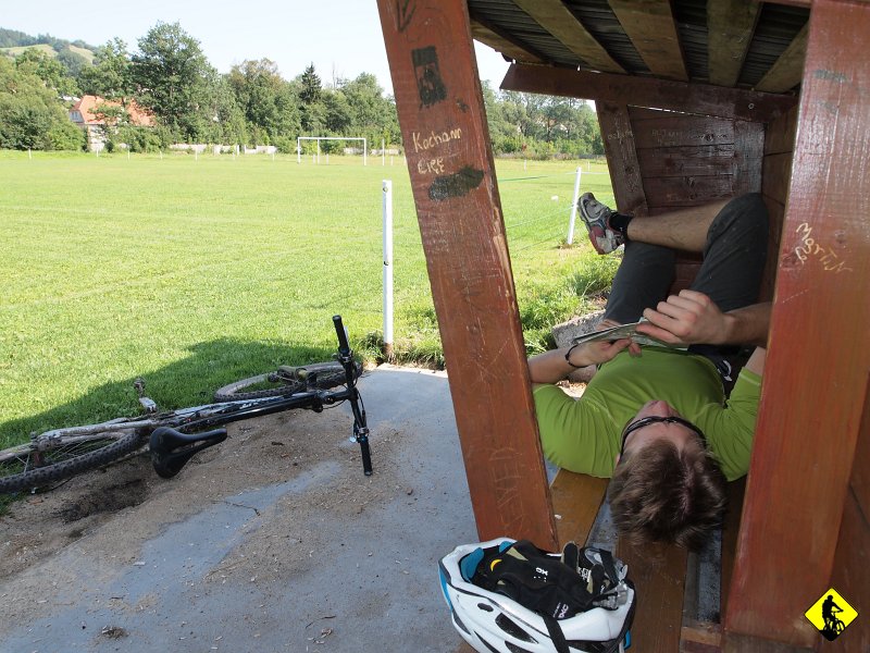 P8247197.JPG - W samej Głuszycy po zjedzeniu pierogów ruskich i lodów, chowamy się w cieniu na ławce rezerwowych tutejszego klubu piłkarskiego. Boże spraw, żeby mi się chciało jak mi się nie chce. Boże spraw, żeby mnie dupa nie bolała, jak mnie boli :) Kminie powrót na przełęcz Sokolą. Wybieramy szytrowy podjazd (najpierw niebieski turystyczny, potem pomarańczowy narciarski biegowy) do Rozdroża Pod Moszną :)