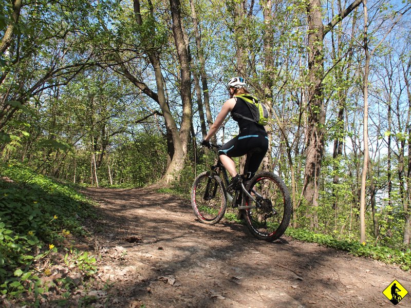 1.JPG - Piękny kwietniowy weekend pozwolił nam zainaugurować rowerowo 2012 rok. Jako, że początki bywają trudne – rozgrzewka rozpocznie się z Krakowa z punktem zwrotnym w Nawojowej Górze.