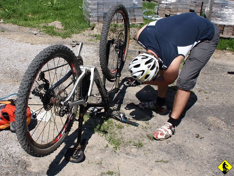 10.jpg - Krzeszów Górny -Beskid Mały. Cel to wyjechać na Laskowiec 3x. Z Wojtkiem udało się to 2x do godziny 14tej, więc jest to do zrobienia.