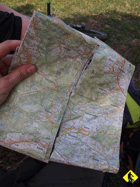 13.jpg - Lokujemy się na uboczu. Mapa wysłużona, w przyszłym sezonie zastąpi ją nowa. Mam nadzieję, że będzie już wersja laminowana.