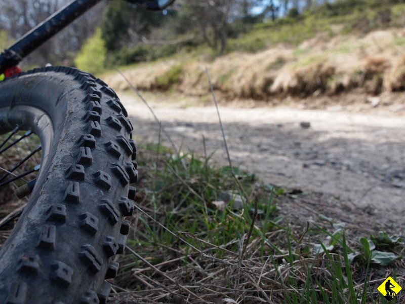 14.JPG - Zainstalowałem nową oponę. Każdy zna ten model, więc nie będę opisywał. Opiszę za to kupno przez allegro po okazyjnej cenie. No właśnie, nie mogła być taka tania (80zł) jako nowa. Gdzieś był haczyk. Owy haczyk tkwił w ciągłym łapaniu kapci. Jednak rasowy serwisant rowerowy z kilkuletnim doświadczeniem potrafił sobie z tym poradzić. Około 5 minut zajęło mi wyginanie opony od środka w poszukiwaniu wbitego małego drucika, który wysuwał się w momencie gdy opona pracowała na nierównościach. Kolejne 5 min walczyłem, żeby tego skur… wyciągnąć! Tak czy inaczej udało się i zakup ( pomimo chwilowych trudności ) uznaję za okazyjny :)