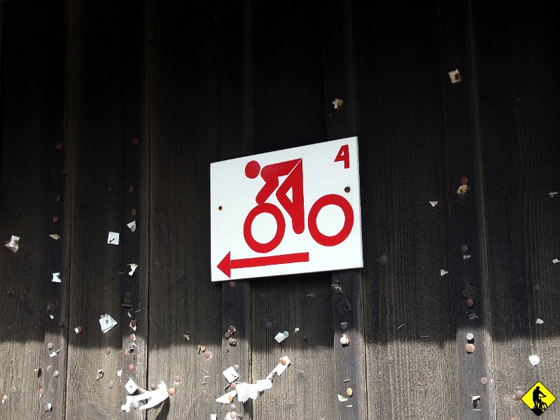 17.jpg - Na drugi podjazd przygotowałem mały skrót :) W Targoszowie ( na zdjęciu widoczne pineski po wielokrotnych ogłoszeniach kur niosek ), a dokładnie w Pagórku odbija się w lewo na „Pola” i wpada się na czerwony szlak za szczytem Jaworzyny.