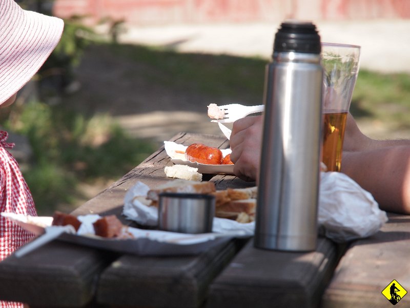 19.JPG - Drugi raz pod schroniskiem i drugi raz tłumy ludzi. No tym razem to musimy wlać wodę do garbów, więc decydujemy się na socjalizację oraz wszystkie te ochy, achy i zazdrosne spojrzenia ;P Pada też decyzja, raczej autokratyczna, że trzeci raz nie chce się jej już podjeżdżać i żebym coś wymyślił.