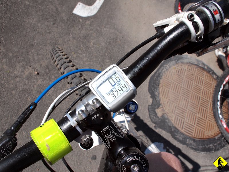 23.jpg - W Koconiu wyciągamy jeszcze po batonie z plecaka i siedząc pod drzewem myślimy, czy coś się uda pojeździć w tym roku, bo czeka nas dużo niewiadomych. Czas pokaże. Wracamy sobie powoli do samochodu i po przejechaniu 37 tagesów pakujemy się do Krakowa. KonieC.