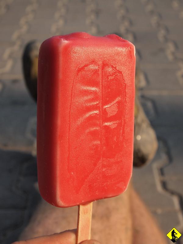 P7011637.jpg - ...tak zjeżdżamy terenem w 20%, a resztę tłuczemy asfaltem. Po całym dniu chodzenia i jazdy bardzo mnie to zabolało. To miała być wisienka na torcie pięknej wyrypy, a tak pozostał ogromny niedosyt. Ku pocieszniu kupiłem sobie loda!