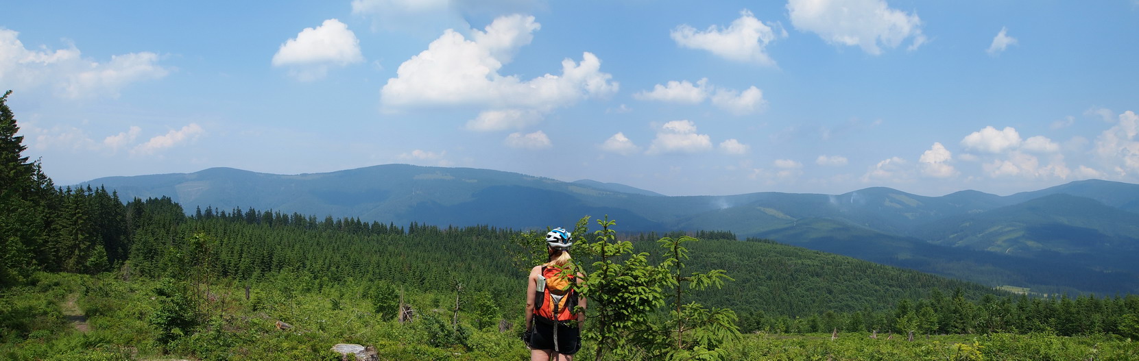 pano.jpg - Nie tylko jazda pozwala na ładowanie się pozytywną energią. Widoki dosłownie zgniatają swoim pięknem, a wykarczowany w tym miejscu las dodaje tylko rozleglości tej panoramie. REWELACJA.