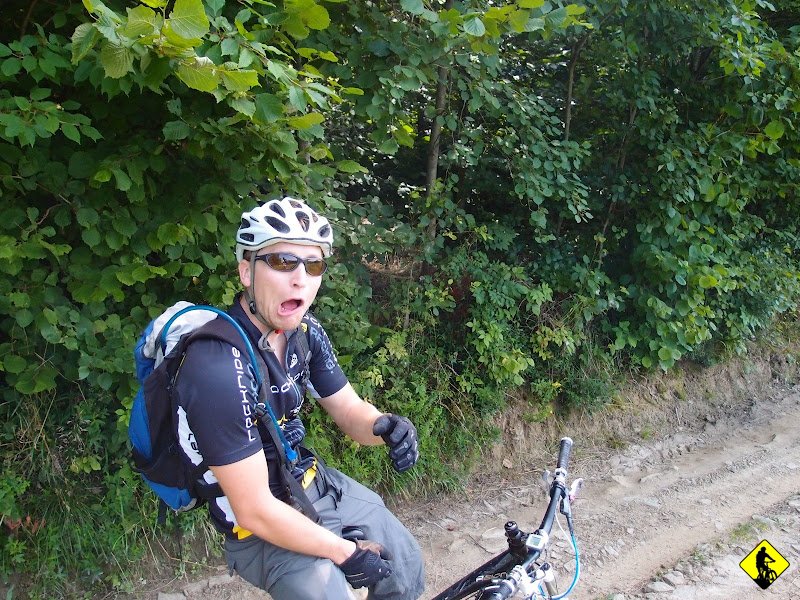 13.JPG - Takie odcinki wynagradzały mękę. Naturalne singletracki to jest to! Mimo trudności brniemy dalej aż do przecięcia z szeroką drogą, a naszą upartość co chwila nagradzana jest przez naturę świetnym odcinkiem zjazdu. W pewnym momencie podążając za zielonym lądujemy na szutrówce, którą początkowo planujemy zjechać w dół. Jednak chęć dalszej eksploracji wygrywa z rozumem. W tym miejscu należy zjechać w dół może z 50 m, by ponownie wbić na zielony szlak, ginący gdzieś w zaroślach. Patrząc z perspektywy to warto jednak się trochę pomęczyć, gdyż późniejsze fragmenty wynagradzają tę mękę. Zresztą zadowolenie wyraża mina Michała...