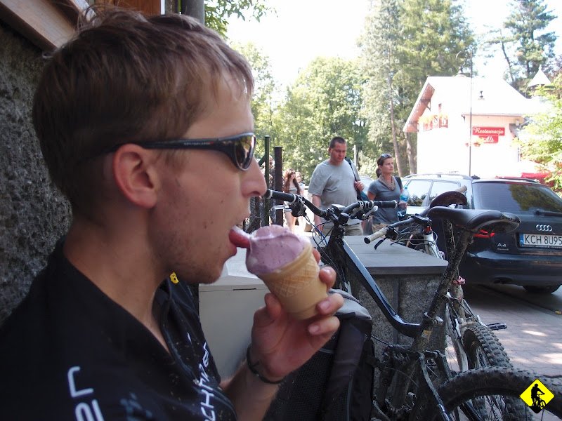 16.JPG - W Szczawnicy czas na uzupełnienie straconych kalorii i H2O, pierwej jednak udajemy się na zapamiętane jeszcze z czasów dzieciństwa lody na wagę. Wciąż są smaczne, jednak do tych ze Starowiślnej (w Krakowie rzecz jasna) sporo im brakuje.