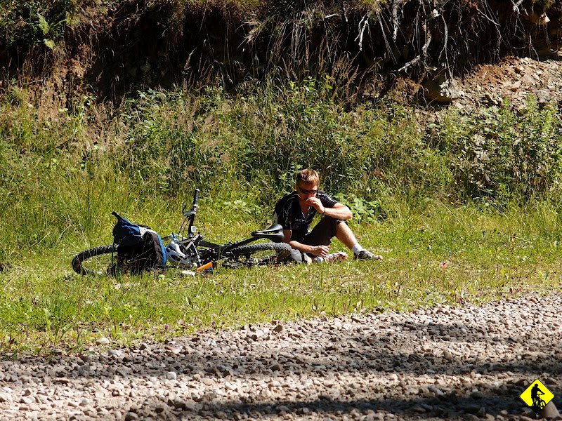 2.JPG - Lipiec nie rozpieszczał pogodą, na szczęście miałem farta i na 6 dni pobytu nad morzem przez 4 dni świeciło słońce. Z utęsknieniem oczekiwałem jednak na powrót w góry. W końcu ileż można leżeć na plaży... Wspólnie z Michałem postanowiliśmy ruszyć „gdzieś” w Beskid Sądecki, plan trasy rodzić się miał w trakcie wyjazdu. Pewne było miejsce startu i mety: Rytro. Cel jeden: upodlić się i na maksa wykorzystać piękną pogodę. Żadnemu z nas nie uśmiechała się powtórka z Żywieckiego kiedy to jeszcze przed południem z nieba polał się deszcz, prognozy były jednak obiecujące. 
