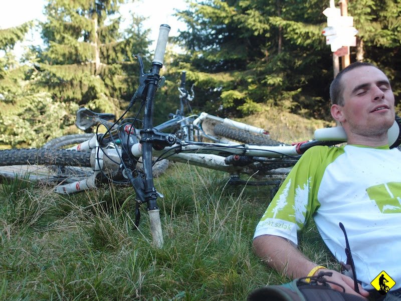 20.JPG - Fizik Gobi jest nie tylko wygodnym siodłem dla czterech liter, ale świetne spisuje się w roli poduszki. Na Rogaczu meldujemy się już dobrze upodleni, a na deser pozostał rewelacyjny 10 km zjazd do Rytra przez Niemcową.