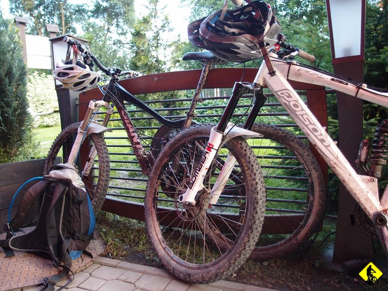 24.JPG - Wojtek: Błotniki domowej produkcji po raz kolejny się spisały, choć jest jeszcze kilka kwestii do poprawienia. Michał:W związku z licznymi pytaniami… tak, część tekstów na mojej stronie jest nieprawdziwa :) KonieC! PoZdRo. P.S. Czy ktoś z was zauważył, że fota jak Wojtek je jest na Radziejowej, a późniejsza jak ja podjeżdżam jeszcze przed? Jeśli tak to wielki ukłon w twoją stronę. Było to celowe z mojej strony :)