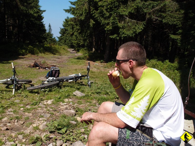 6a.JPG - Po 10,77 km osiągamy owy punkt i pełnym słońcu podążamy dalej czerwonym szlakiem w kierunku Radziejowej. Początkowo planowaliśmy ominięcie szczytu szlakiem narciarskim, mając jednak w pamięci niezły fragment z samej Radziejowej zmieniamy zdanie. Podejście (bowiem o jeździe w tym miejscu nie ma mowy) nie należy do przyjemnych, wygodnie jest zarzucić rower na barki.