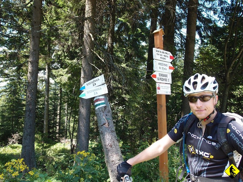 8.JPG - Na Przehybie kolejny postój i kolejne pytanie: którędy teraz? Po długiej dyskusji wybór pada na szlak zielony do Szczawnicy, bowiem jeszcze żaden z nas nim nie jechał. Duch odkrywcy się nam włączył... 3 h – zakładamy że spokojnie zmieścimy się w godzinę, szczególnie widząc pierwszy fragment, szerokiego i prostego zjazdu...
