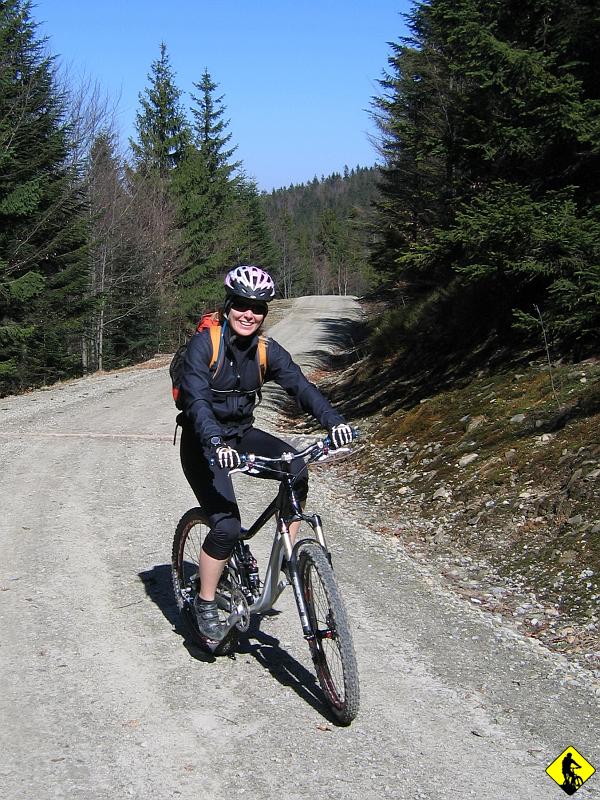 IMG_0135a.jpg - Aga zadowolona, bo wreszcie sprawdzi nową maszynę. Zaczynamy drogą szutrową, która prowadzi co schroniska Przysłop pod Baranią Górą. Droga doskonale utrzymana, być może dlatego, że nowa :) Absolutna rzadkość w polsce, przypominają się Alpy...